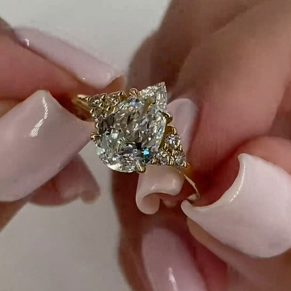 Clarissa – Prsten s kapljičastim dijamantom u zlatu