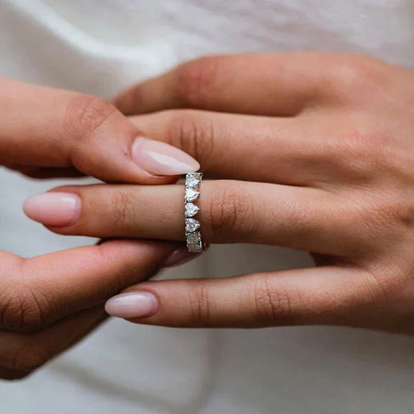 Fiona – Prsten s dijamantima i nježnim sjajnim rubom